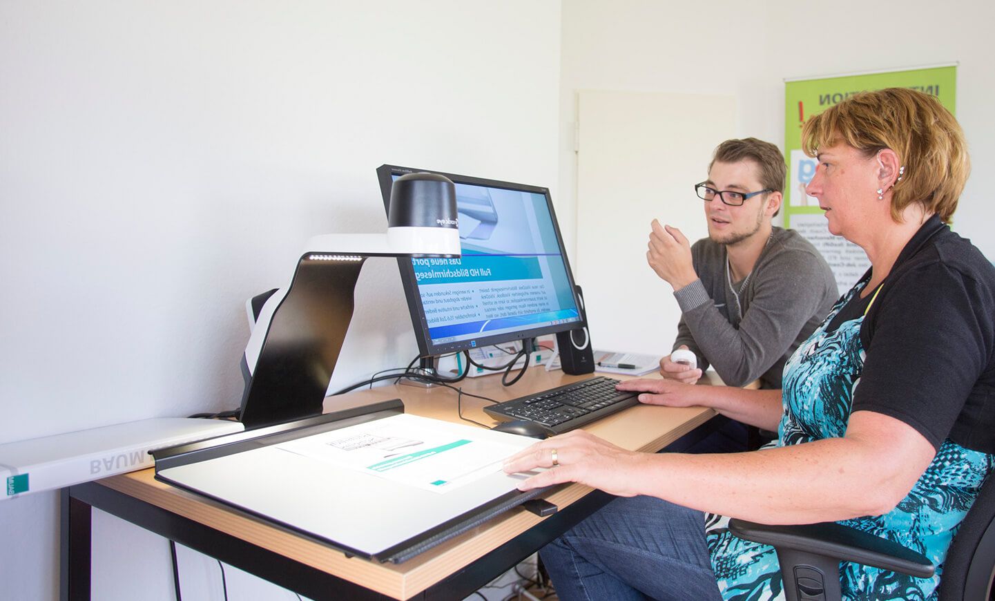 Ein Mann und eine Frau sitzen vor einem Computer